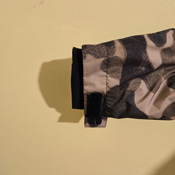 The North Face Kids Camo and Black Jacket - Picture 7 of 8